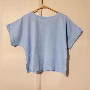 Anne Klein Sky Blue Medium Short Sleeve Lightweight Top W/ Small Side Slits